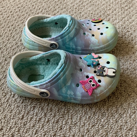 Blue cloud print little girl Crocs - Picture 2 of 4